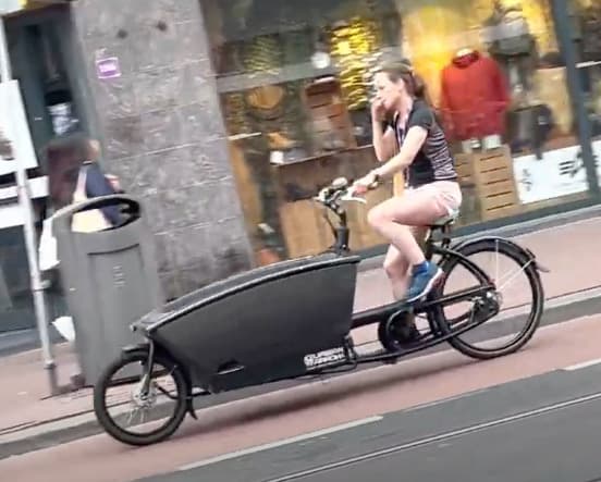 大きなカゴつきの自転車